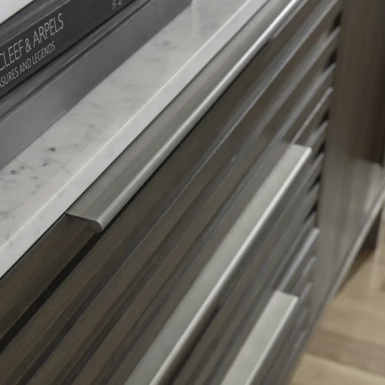 B786-46 FIVE DRAWER CHEST ARKENTON (ASH)